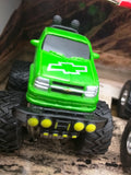 1/64 GM MUSCLE MACHINES MOTORIZED PETERSEN'S 4 WHEEL OFF ROAD TRUCK Silverado TrailBlazer