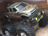1/64 GM MUSCLE MACHINES MOTORIZED PETERSEN'S 4 WHEEL OFF ROAD TRUCK Silverado TrailBlazer