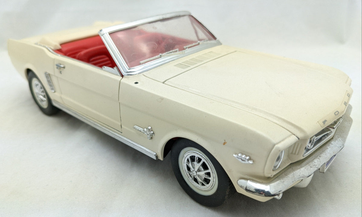 1/18 Cream Mira 1964 Mustang Ford Diecast Convertible Model