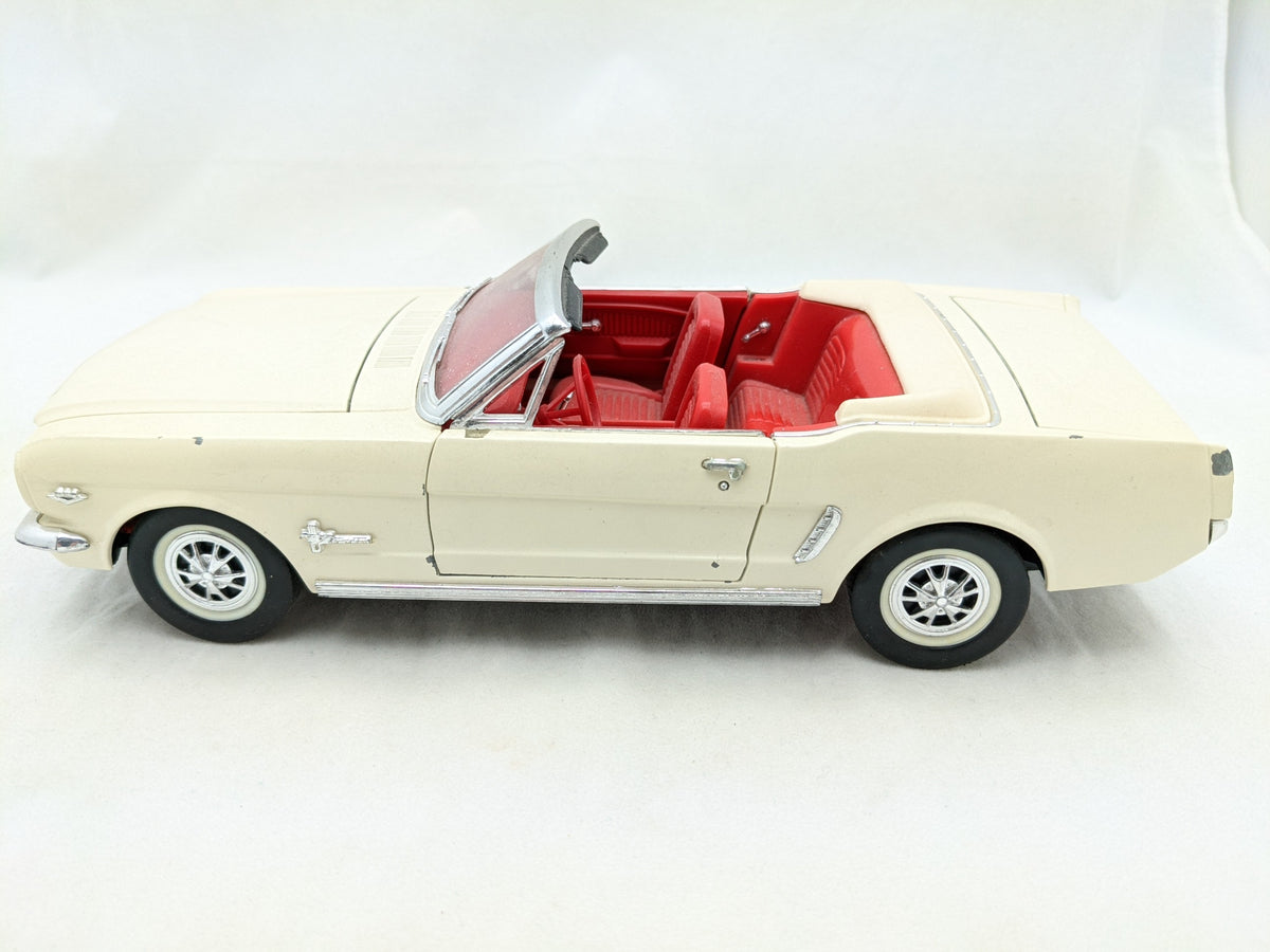 FORD Mustang Cabriolet 1966 Rouge Signal Flare Voiture De Collection 1/18 Métal - Jeux