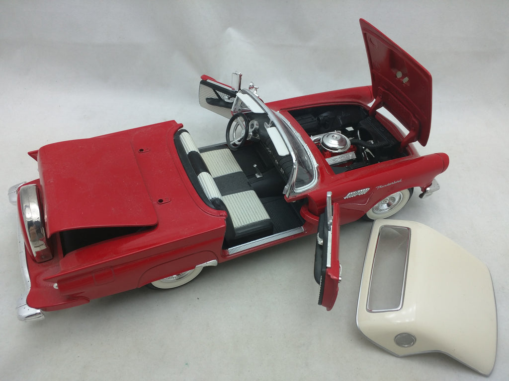 1957 Ford Thunderbird 1:18 Road Signature Die Cast Model Hard Top